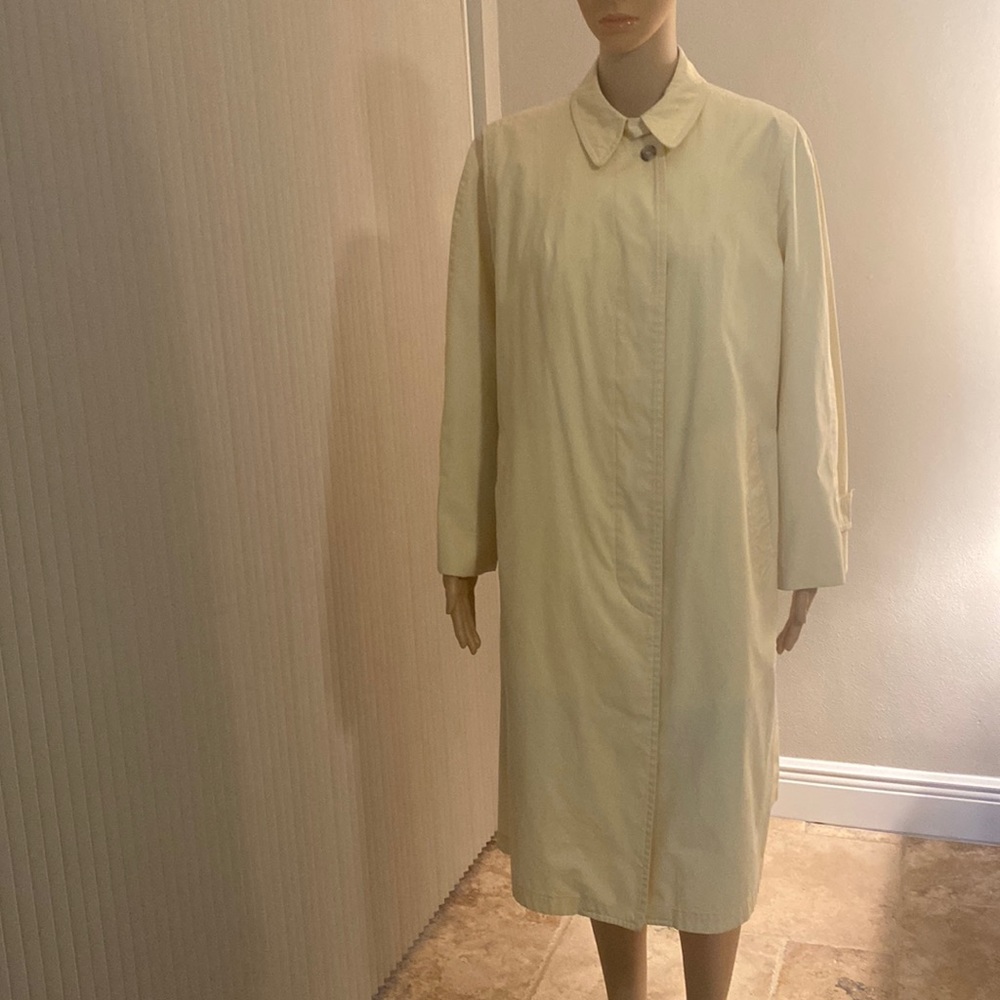 London Fog Vintage light yellow Rain coat Very good preowned condition. size14